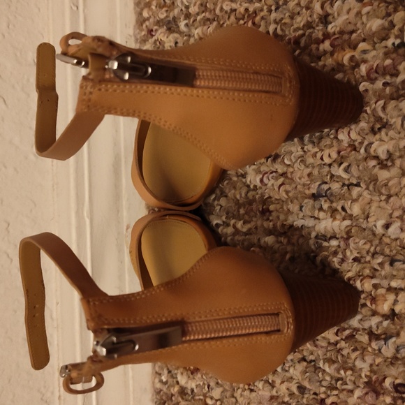 Shoe - Picture 2 of 4